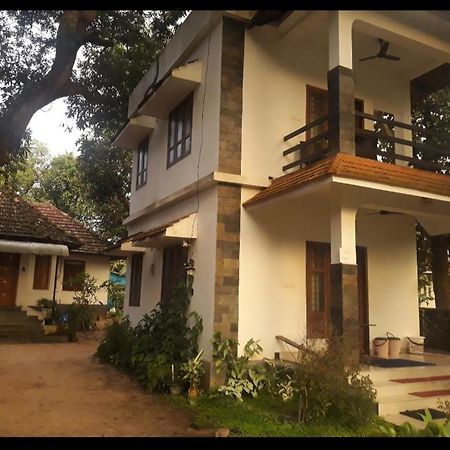 Abru'S Holidays International Travelers Alappuzha 外观 照片