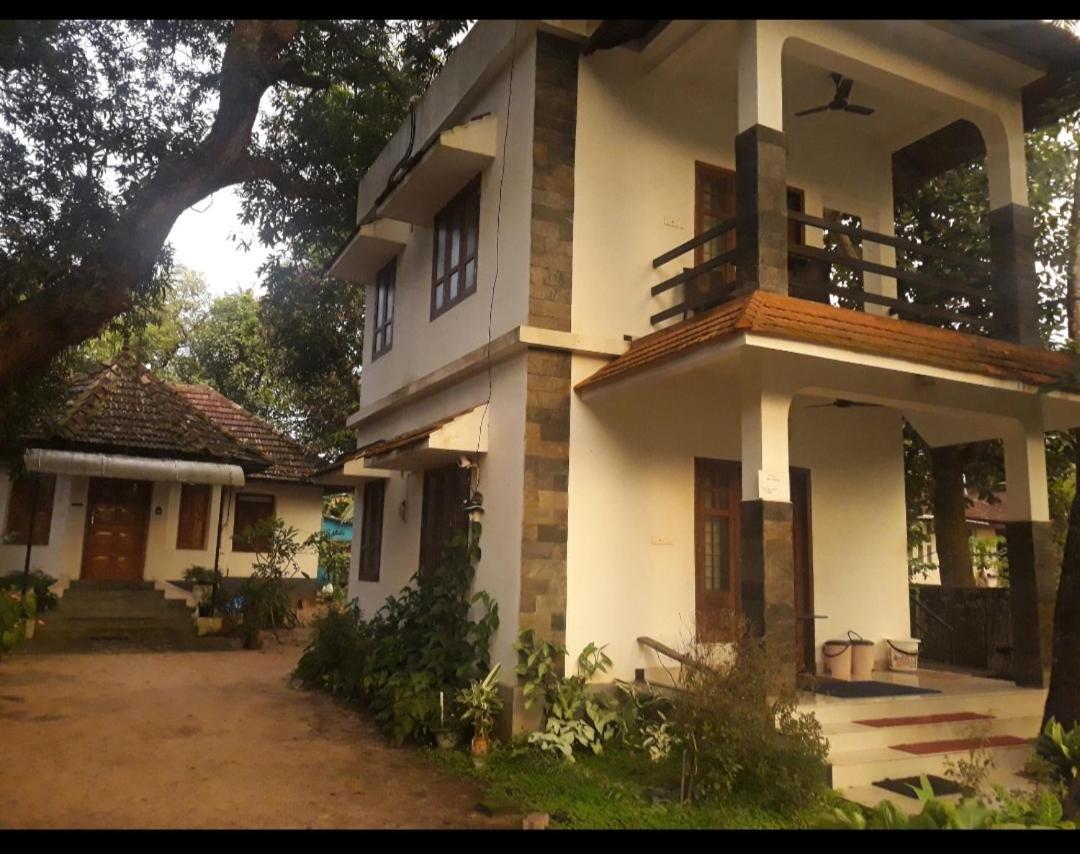 Abru'S Holidays International Travelers Alappuzha 外观 照片