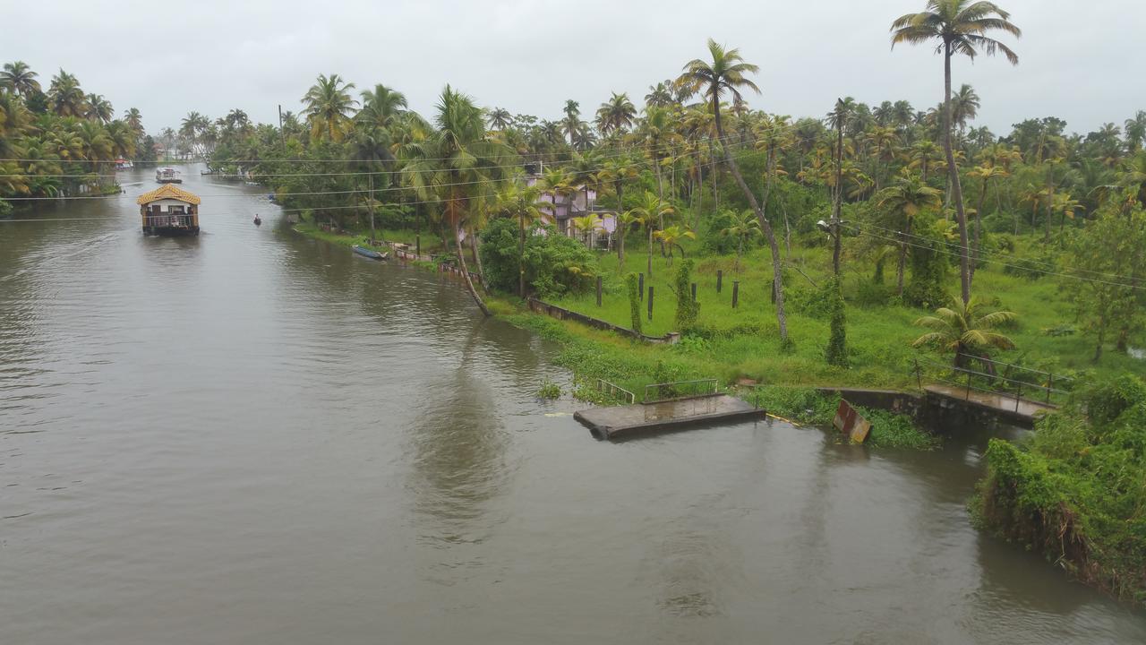 Abru'S Holidays International Travelers Alappuzha 外观 照片