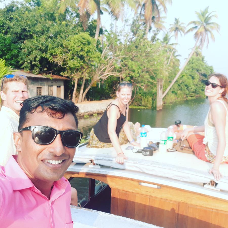 Abru'S Holidays International Travelers Alappuzha 外观 照片