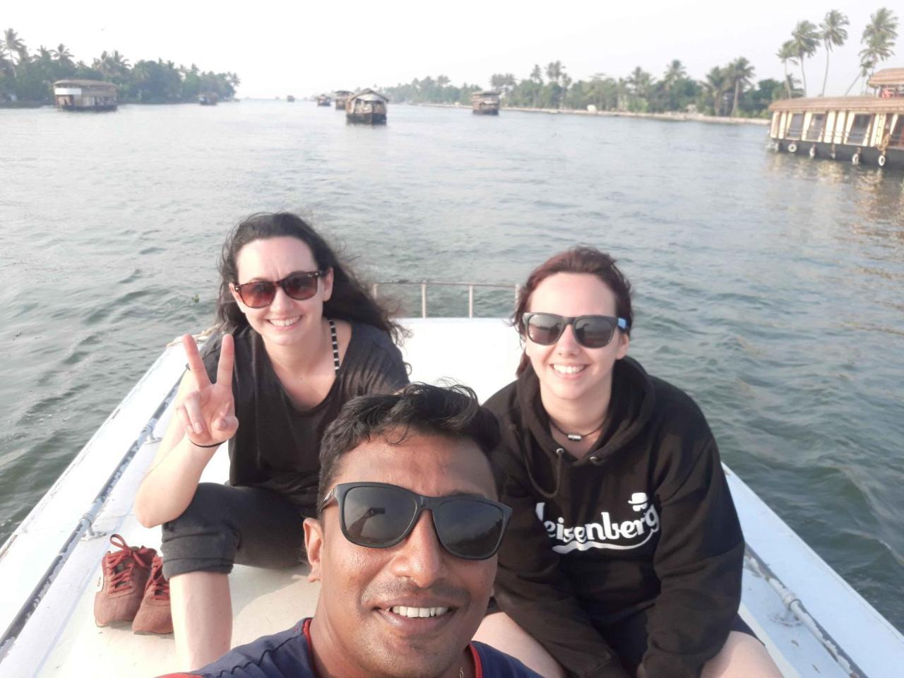 Abru'S Holidays International Travelers Alappuzha 外观 照片